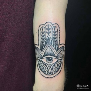 tatuaje-brazo-mano-mandala-logia-barcelona-Laia    